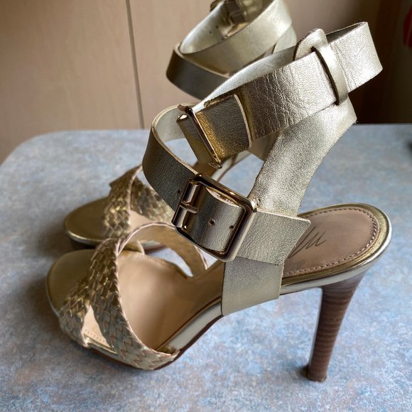 STUNNING GOLD HEELS! Perfect for the holidays or a special date! Size 6.… - Picture 2 of 5